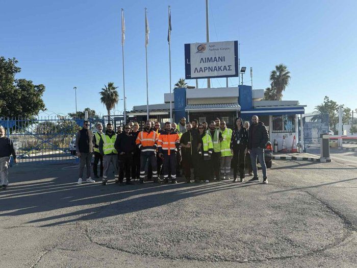 γραφικό Larnaca port workers halt work over health concerns