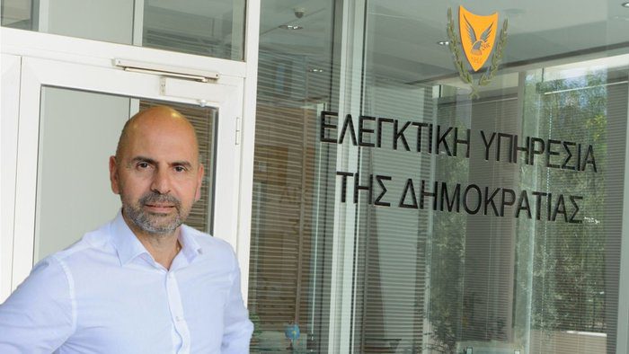 изображение ЧИНОВНИК Пять лет дома и получает зарплату