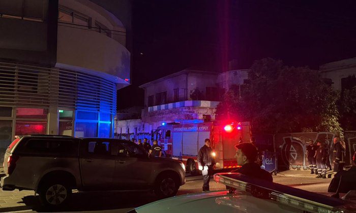 φωτό Διαφωνούμε με την πολιτική πονάει χέρι κόψει χέρι