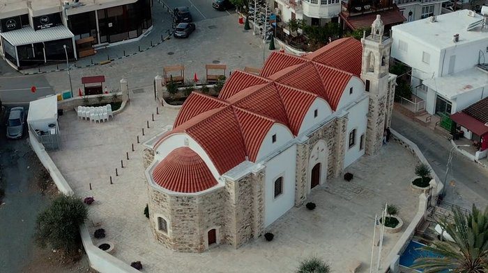 γραφικό Ο παλιός ναός του Τιμίου Προδρόμου στον Κόρνο εκεί που η πίστη φωτίζει