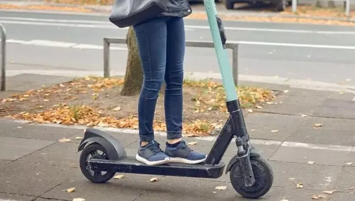 οπτικό Χειροπέδες στον οδηγό του e scooter που εγκατέλειψε βρέφος