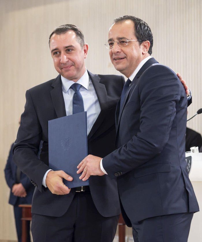 οπτικό ΧΑΡΑΛΑΜΠΟΣ ΧΑΡΑΛΑΜΠΟΥΣ Παραιτήθηκε από τη θέση του στο Προεδρικό
