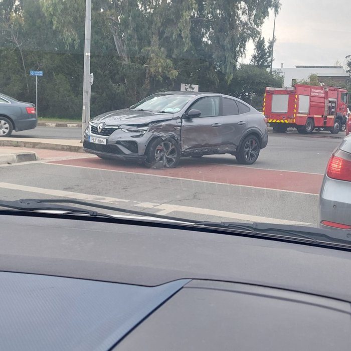 φωτό ΕΛΑΙΩΝΩΝ Δύο αυτοκίνητα συγκρούστηκαν Οδηγός στο νοσοκομείο κυκλοφοριακό
