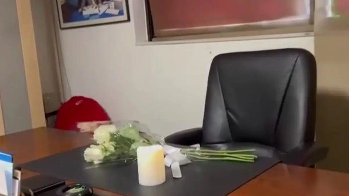 φωτό ΓΙΩΡΓΟΣ ΠΑΠΑΔΑΚΗΣ Το άδειο γραφείο ένα κερί και λευκά τριαντάφυλλα