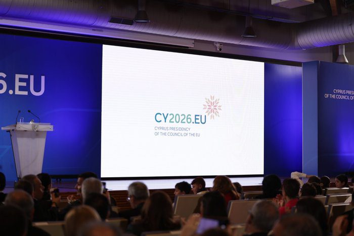 φωτογραφία Ο ήλιος των 27 της Κυπριακής Προεδρίας κοσμεί το κτίριο του Συμβουλίου