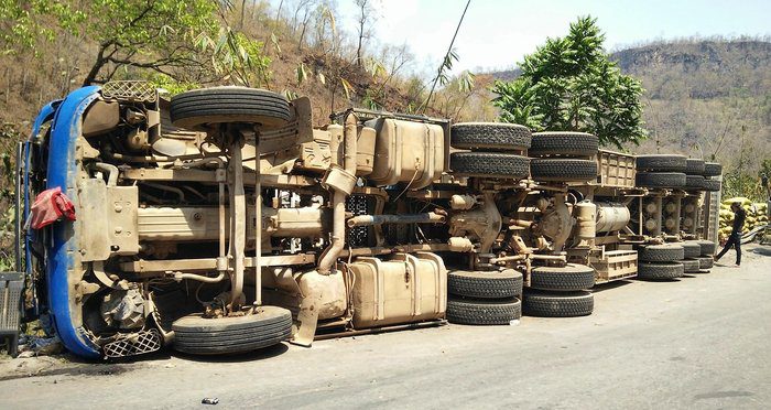 φωτό ΠΑΦΟΣ Τροχαίο με ανατροπή φορτηγού στον δρόμο Ανδρολίκου Δρούσειας